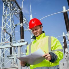 Ein Energie-Experte in einem Umspannwerk