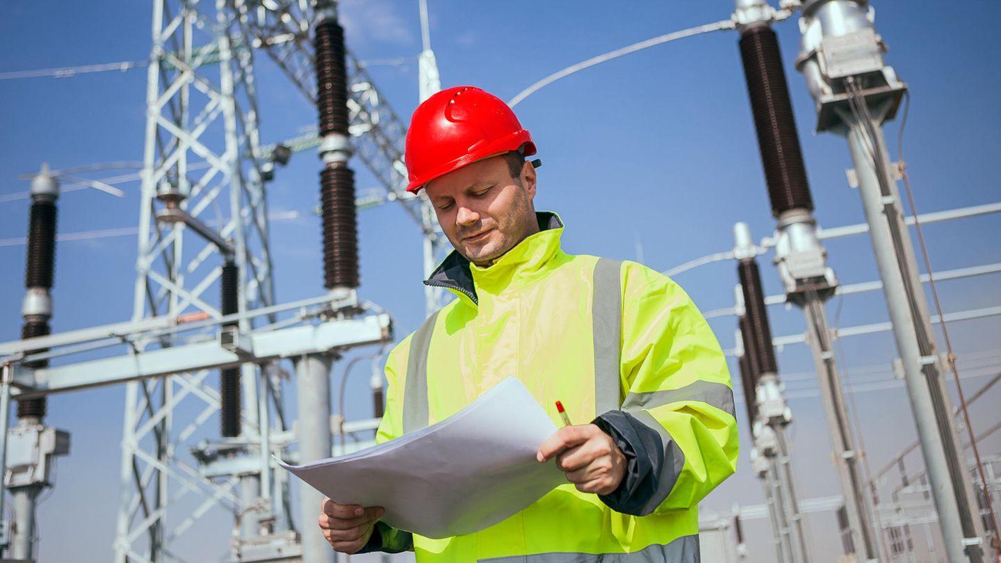 Ein Energie-Experte in einem Umspannwerk