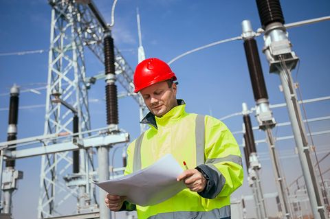 Ein Energie-Experte in einem Umspannwerk