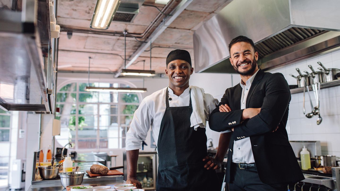 Der Küchenchef und der Betreiber eines Restaurants