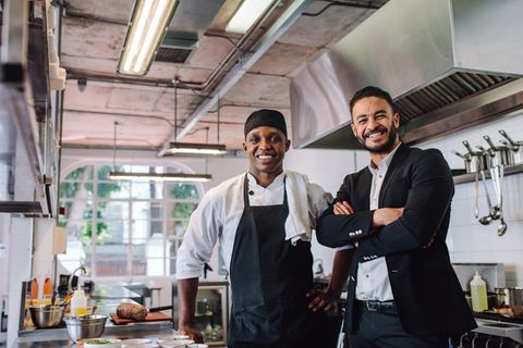 Der Küchenchef und der Betreiber eines Restaurants