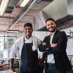 Der Küchenchef und der Betreiber eines Restaurants