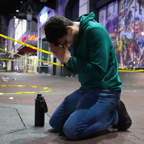 Ein Mann betet in der Bourbon Street von New Orleans