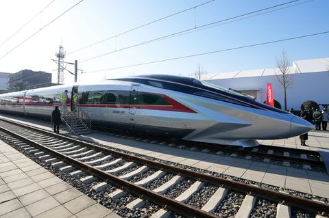 Mit über 450 km/h soll der CR450 im regulären Betrieb der schnellste Zug der Welt sein. Auch im Energieverbrauch und der Lautstärke soll das Verkehrsmittel Spitzenwerte erreichen.