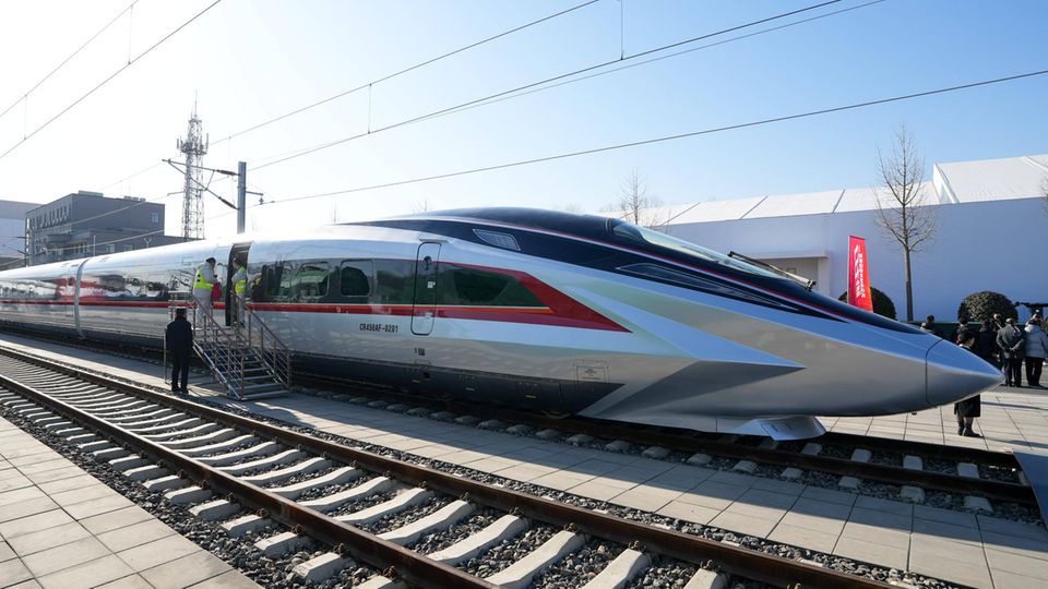 Mit 400 km/h im Regelbetrieb: Das ist Chinas neuer Hochgeschwindigkeitszug Mit über 450 km/h soll der CR450 im regulären Betrieb der schnellste Zug der Welt sein. Auch im Energieverbrauch und der Lautstärke soll das Verkehrsmittel Spitzenwerte erreichen.
