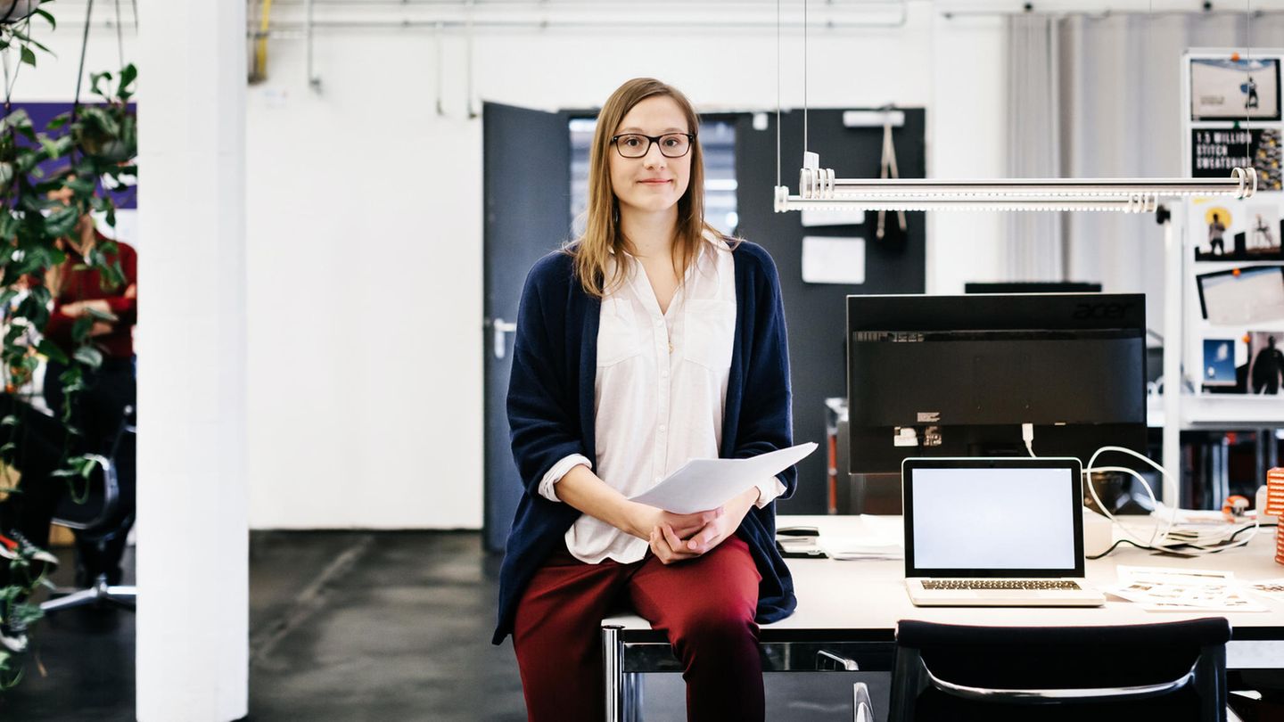 Eine Angestellte eines Internetanbieters in ihrem Büro