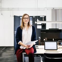 Eine Angestellte eines Internetanbieters in ihrem Büro