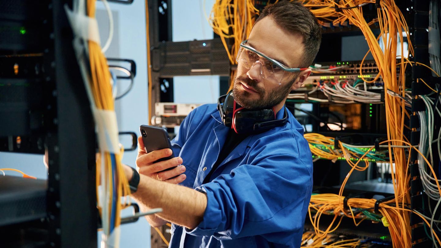 Ein IT-Mitarbeiter im Serverraum einer Firma