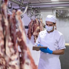 Ein Mitarbeiter in einer Fleischerei