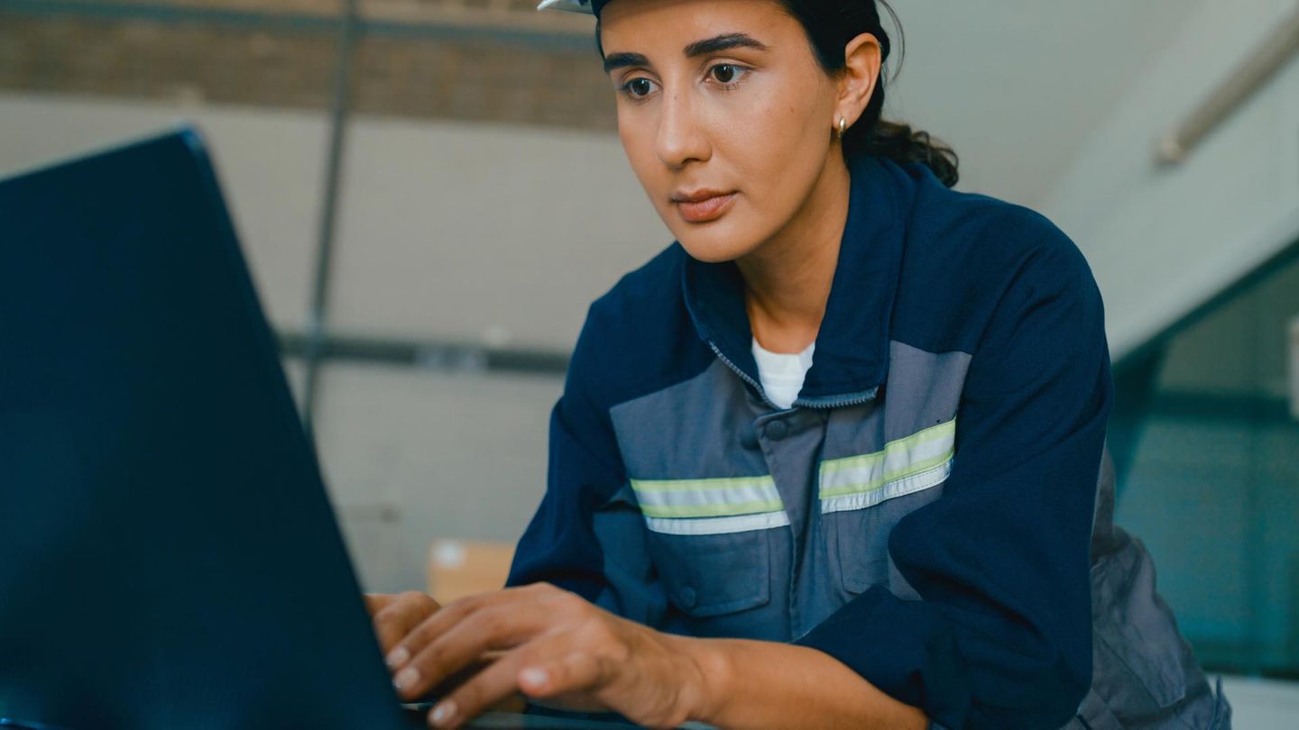 Eine Maschinenbau-Spezialistin bei der Arbeit am Laptop