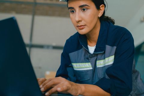 Eine Maschinenbau-Spezialistin bei der Arbeit am Laptop