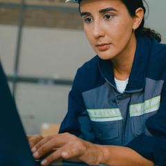 Eine Maschinenbau-Spezialistin bei der Arbeit am Laptop