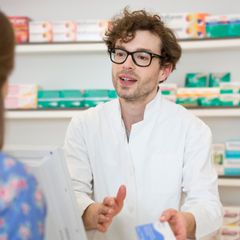 Ein Apotheker berät eine Kundin