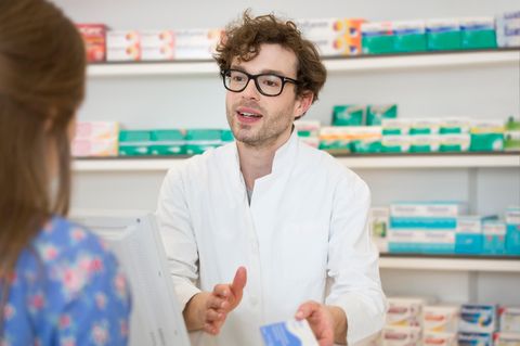 Ein Apotheker berät eine Kundin