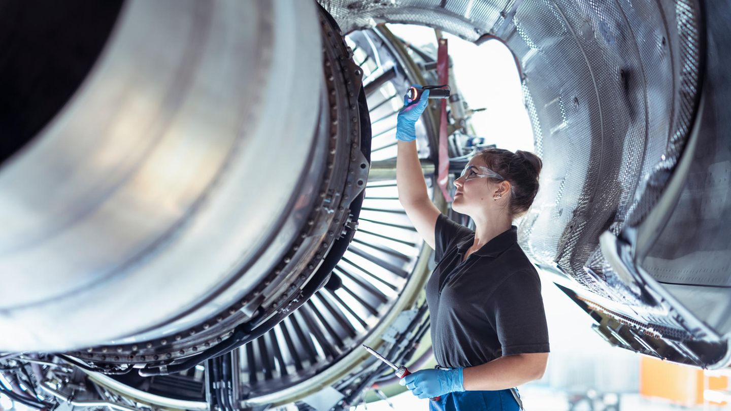 Eine Mitarbeiterin beim Flugzeugbau