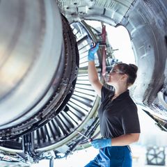 Eine Mitarbeiterin beim Flugzeugbau