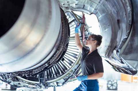 Eine Mitarbeiterin beim Flugzeugbau