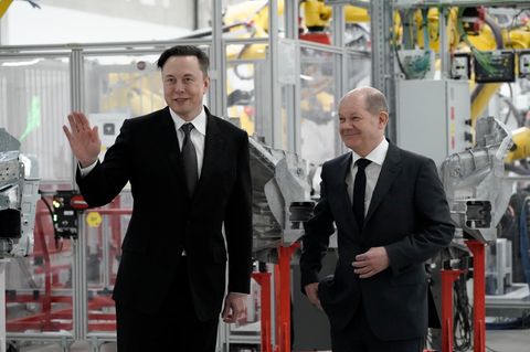 Tesla-Chef Elon Musk mit Bundeskanzler Olaf Scholz