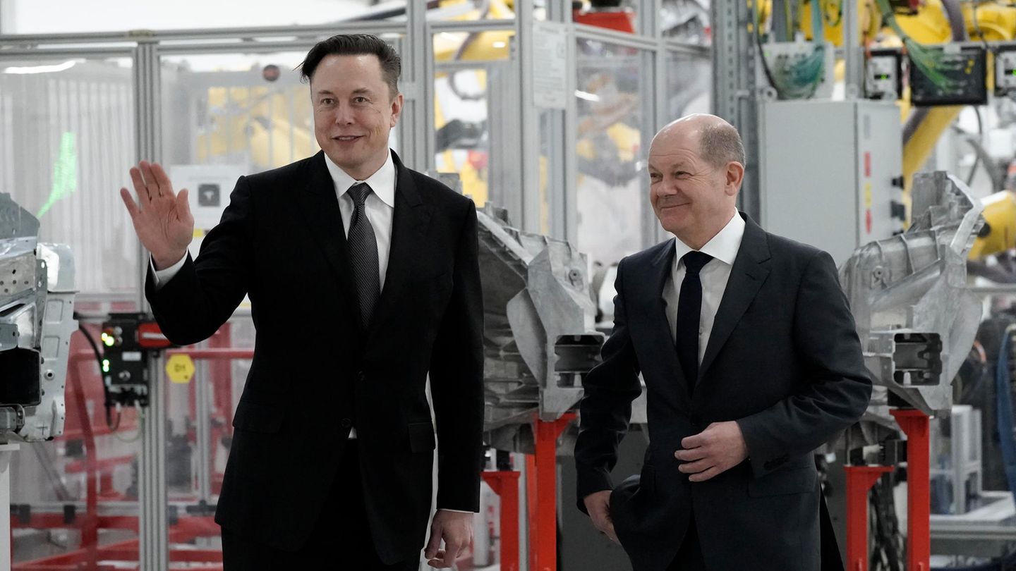 Tesla-Chef Elon Musk mit Bundeskanzler Olaf Scholz Tesla-Chef Elon Musk mit Bundeskanzler Olaf Scholz