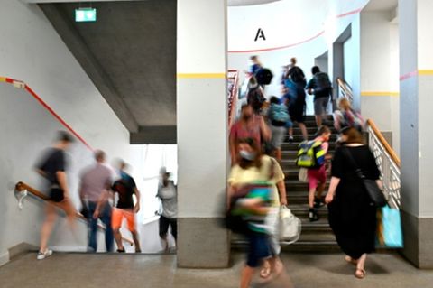 Schüler in Schultreppenhaus