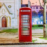 Telefonzelle im englischen Stil bei Nacht in  Shanghai