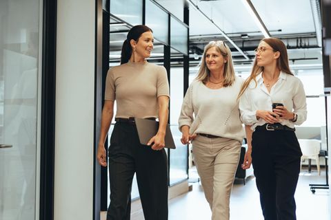 Gute Arbeitgeber für Frauen: drei Kolleginnen auf dem Weg zu einer Konferenz