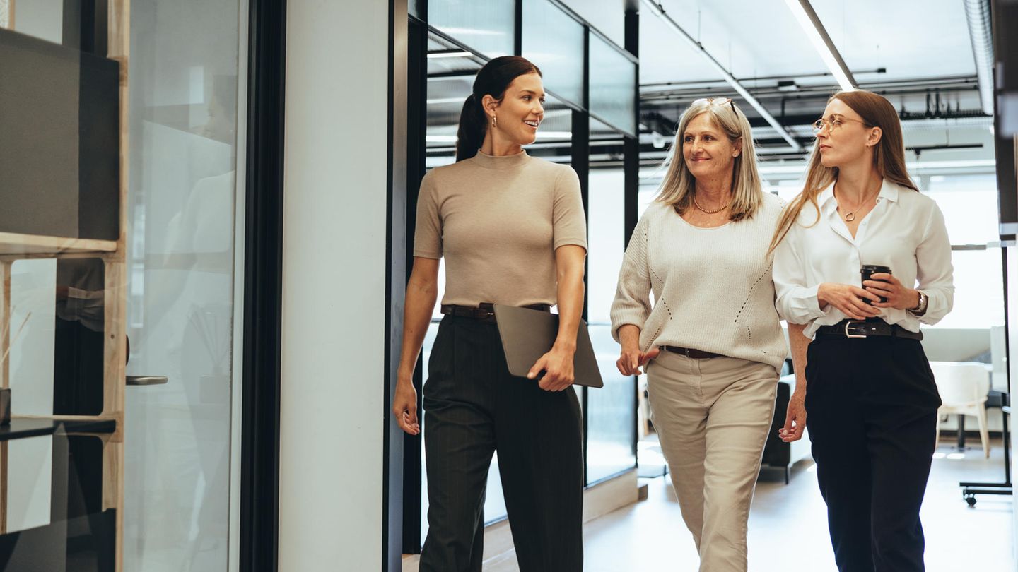 Drei Kolleginnen auf dem Weg zu einer Konferenz Gute Arbeitgeber für Frauen: drei Kolleginnen auf dem Weg zu einer Konferenz