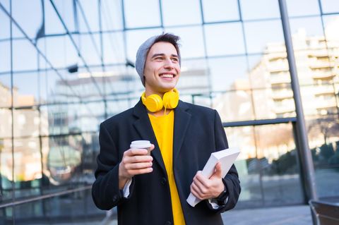 Ein junger Mann auf dem Weg zur Arbeit