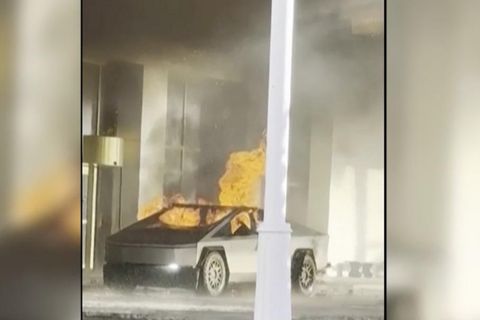 Vor einem Trump-Hotel explodiert dieser Tesla-Cybertruck – Grund dafür waren laut Angaben Sprengsätze auf der Ladefläche. Nun wird ermittelt, ob es sich um einen Terrorakt handelt.