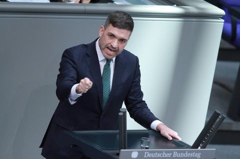 Konstantin Kuhle steht während einer Rede im Deutschen Bundestag hinter dem Pult