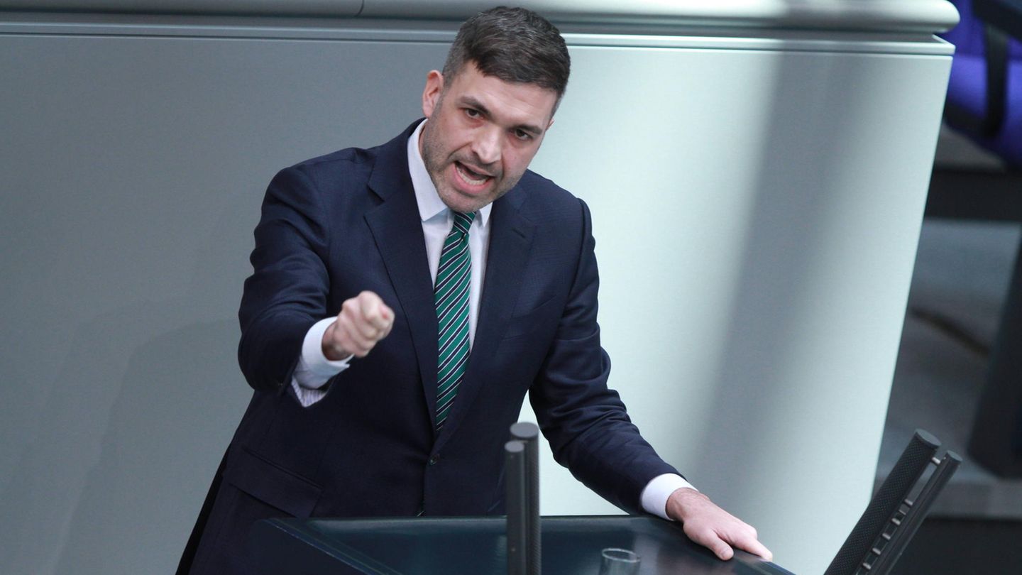 Konstantin Kuhle spricht im Deutschen Bundestag Konstantin Kuhle steht während einer Rede im Deutschen Bundestag hinter dem Pult