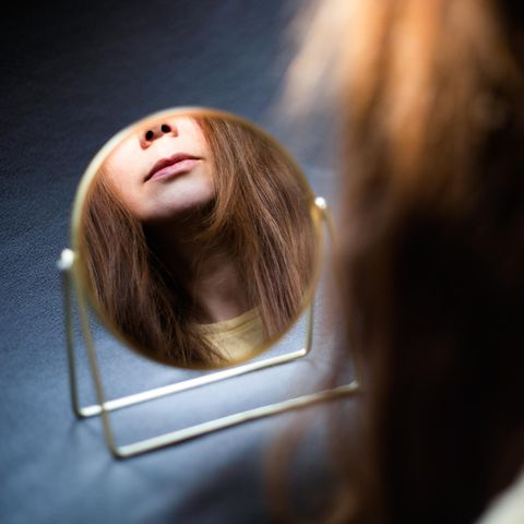 Etwa ein Fünftel der Bevölkerung hierzulande leidet immer mal wieder an Aphten, kleinen, schmerzhaften Stellen im Mund. Frauen sind häufiger davon betroffen als Männer. 