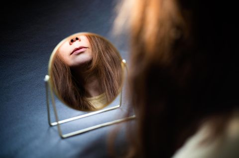 Etwa ein Fünftel der Bevölkerung hierzulande leidet immer mal wieder an Aphten, kleinen, schmerzhaften Stellen im Mund. Frauen sind häufiger davon betroffen als Männer. 