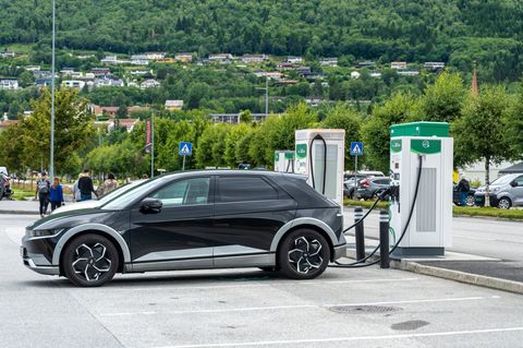Ein Elektroauto an einer Ladesäule in Norwegen