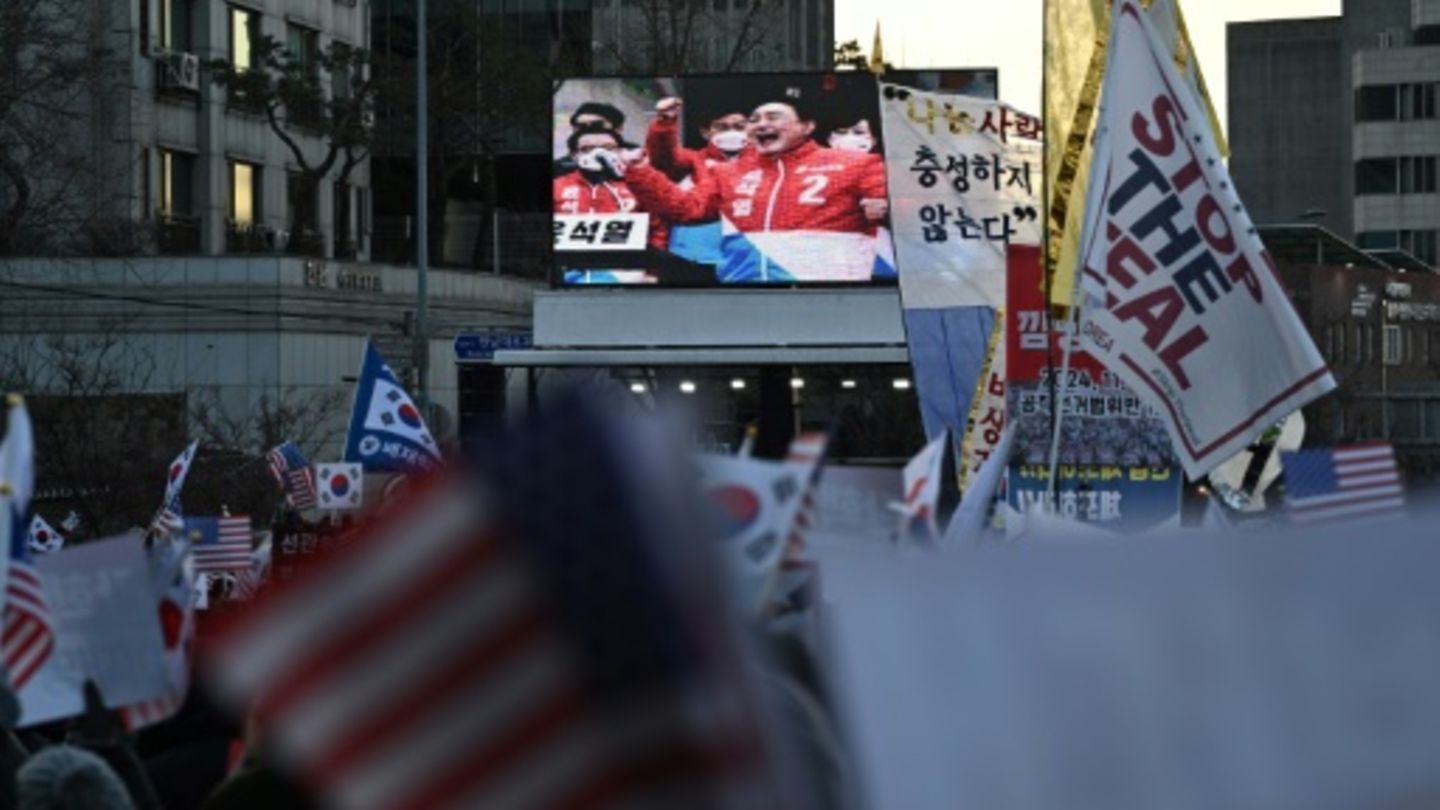 Yoon-Anhänger in der Nähe seiner Residenz in Seoul