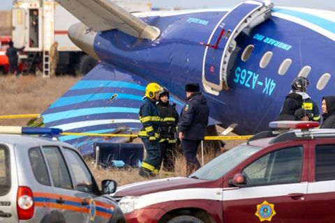 Ermittler am Absturzort in Kasachstan