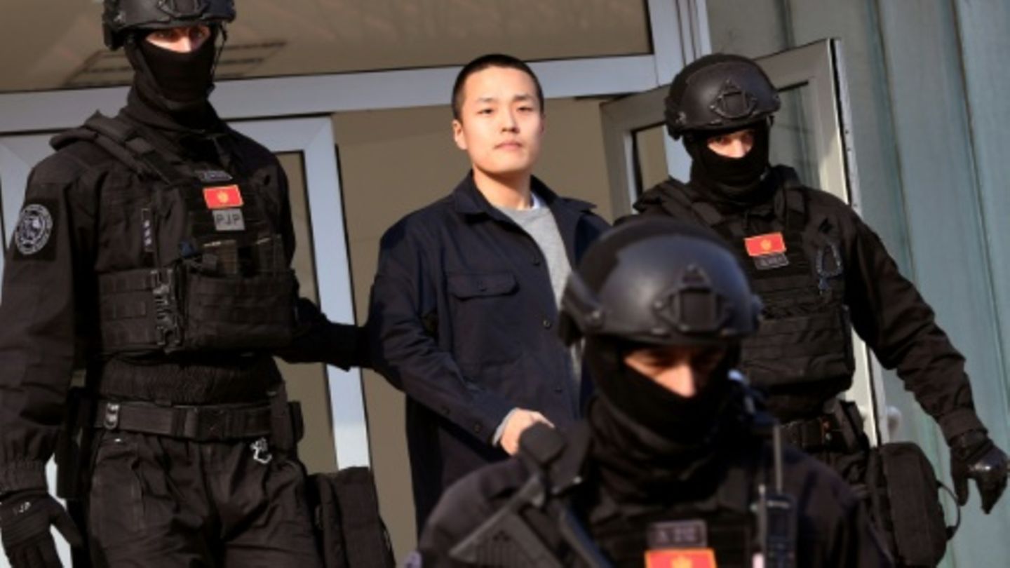 Dem Kryptowährungsunternehmer Do Kwon (M.) droht lange Haft