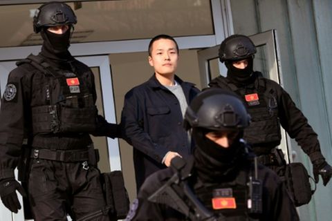 Dem Kryptowährungsunternehmer Do Kwon (M.) droht lange Haft