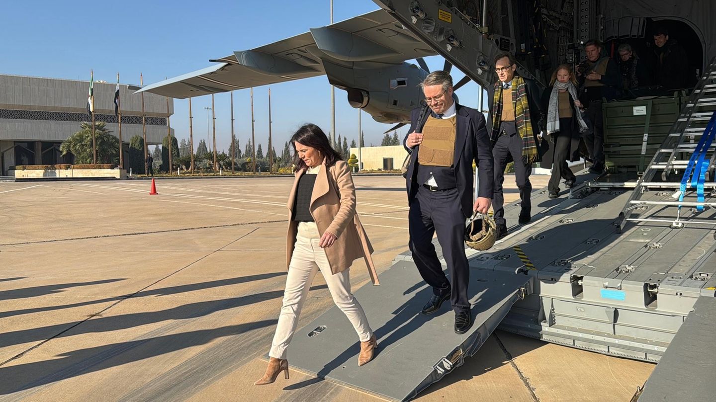 Außenministerin Annalena Baerbock steigt auf dem Flughafen von Damaskus aus einem A400M der Luftwaffe