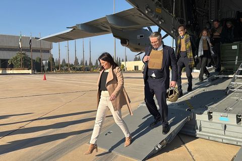 Außenministerin Annalena Baerbock steigt auf dem Flughafen von Damaskus aus einem A400M der Luftwaffe