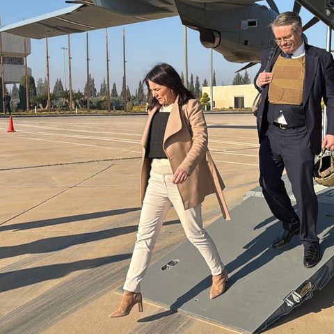 Außenministerin Annalena Baerbock steigt auf dem Flughafen von Damaskus aus einem A400M der Luftwaffe