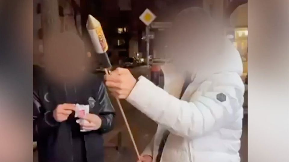 Influencer Atallah Younes schießt Feuerwerksrakete in Wohnhaus Influencer Atallah Younes schießt Feuerwerksrakete in Wohnhaus – mehrere Wohnungen unbewohnbar