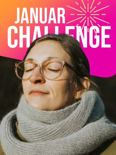 Digital Detox: Eine Frau steht im Freien in der Sonne, mit geschlossenen Augen