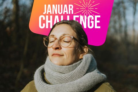 Digital Detox: Eine Frau steht im Freien in der Sonne, mit geschlossenen Augen