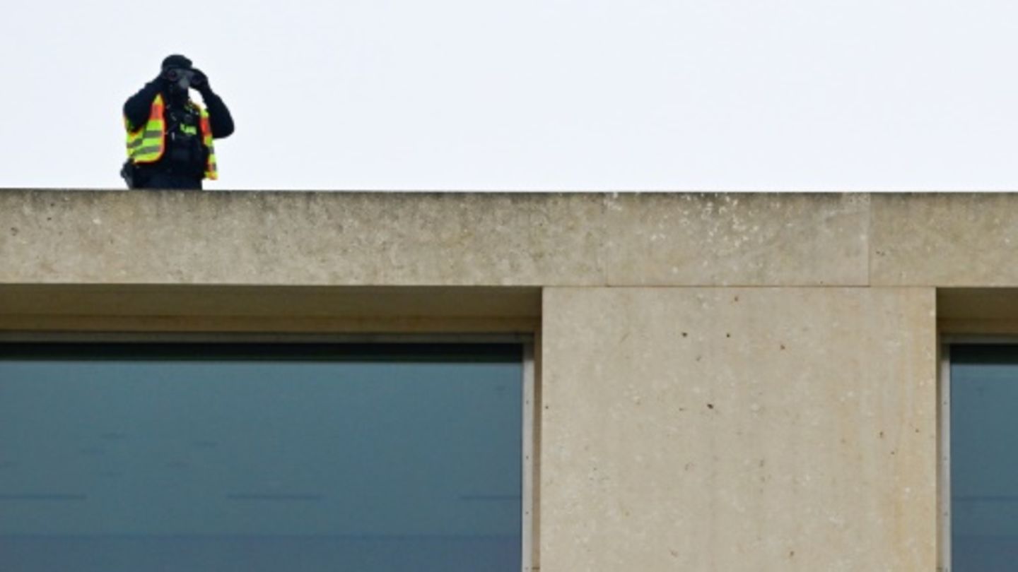 Polizist mit Fernglas