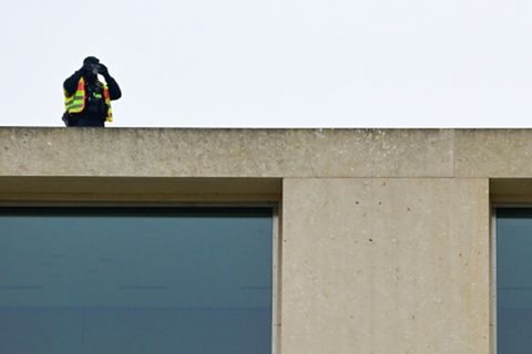 Polizist mit Fernglas
