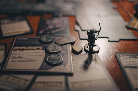 Spielfigur und Karte bei Dungeons & Dragons