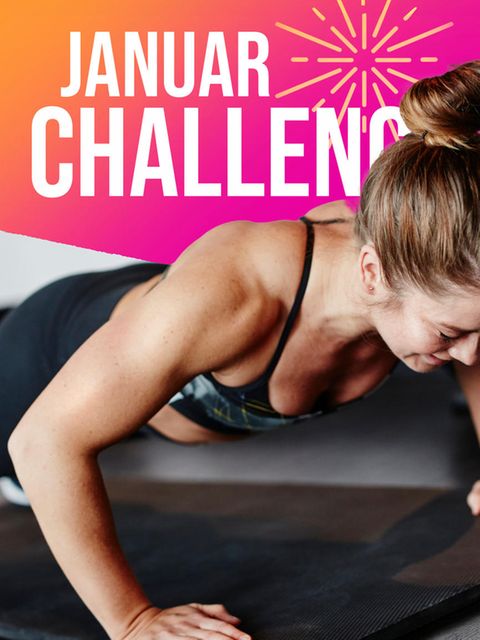 Fitness: Eine Frau trainiert auf einer Matte