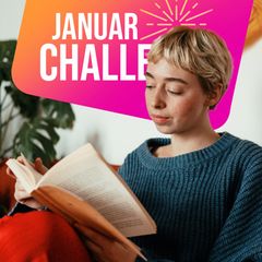 Eine Frau sitzt auf einem Sofa und liest ein Buch