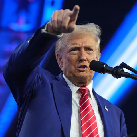 Donald Trump an einem Rednerpult